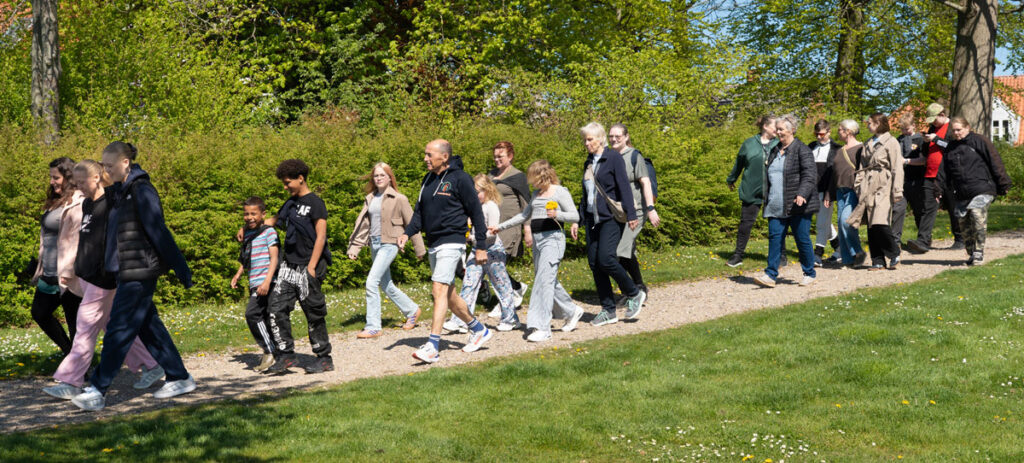 Deltager i husmoderferies netværksaktiviteter er ude på gåtur