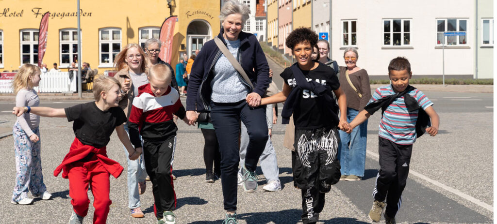 Børn på torvet på netværksferie med husmoderferie
