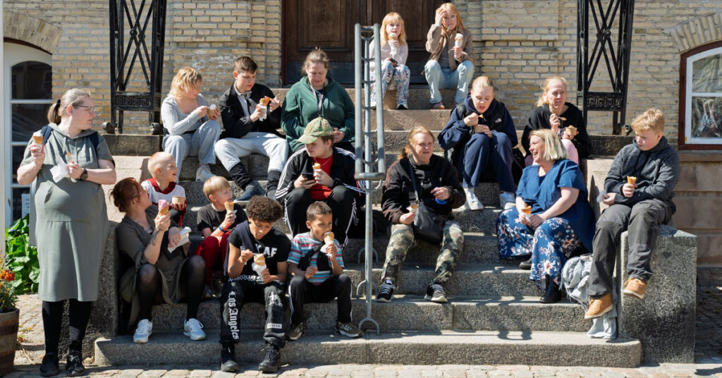 Børn på ferie med Husmoderferie spiser is på trappen.