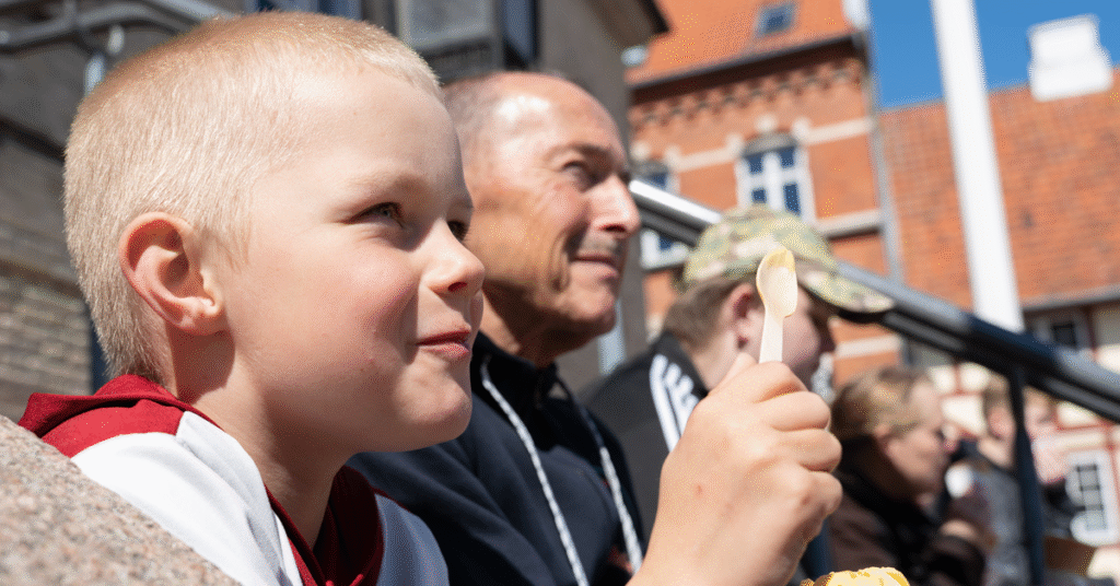 Far og søn spiser is